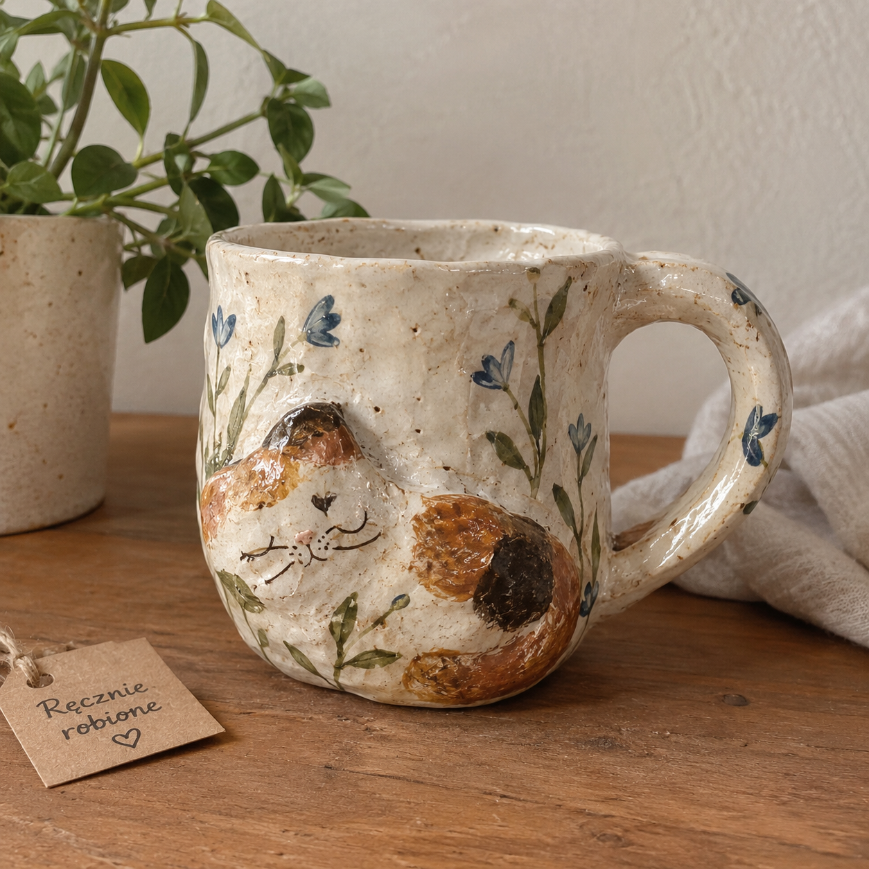 Ręcznie robiony kubek ceramiczny „Śpiący kot”