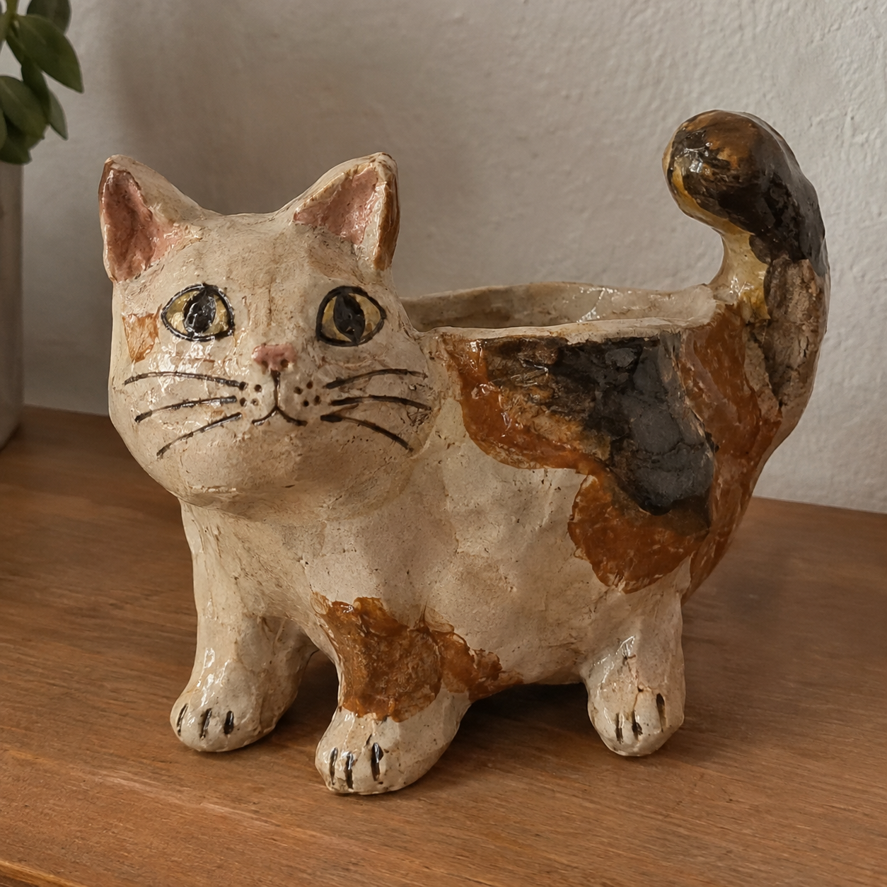 Ręcznie wykonany ceramiczny kot – autorska praca